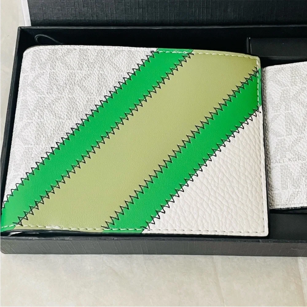 New in box Michael Kors 3 in 1 boxed white wallet set palm